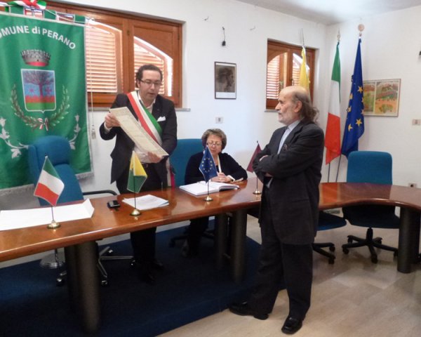 il-sindaco-consegna-la-perg